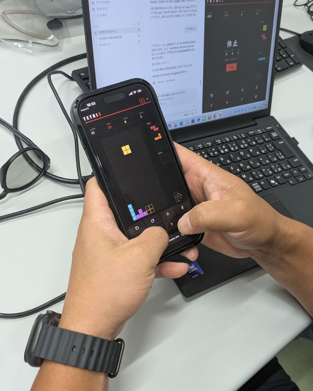 その場で作ったゲームアプリを、スマホで遊んでいるところ